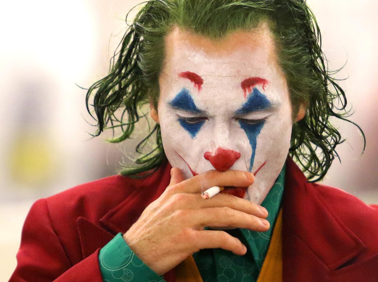 『ジョーカー』最終予告が公開、なんとキスシーンからバットマン父に殴られる映像まで