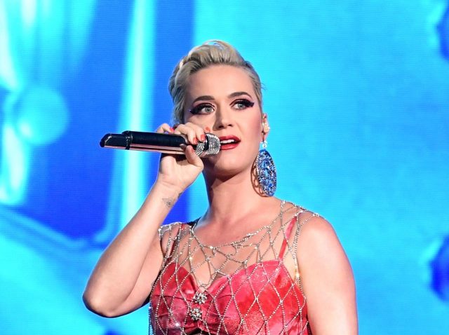 セクハラ疑惑にゆれるケイティ・ペリーを友人たちが擁護、男性にストーカー疑惑が浮上