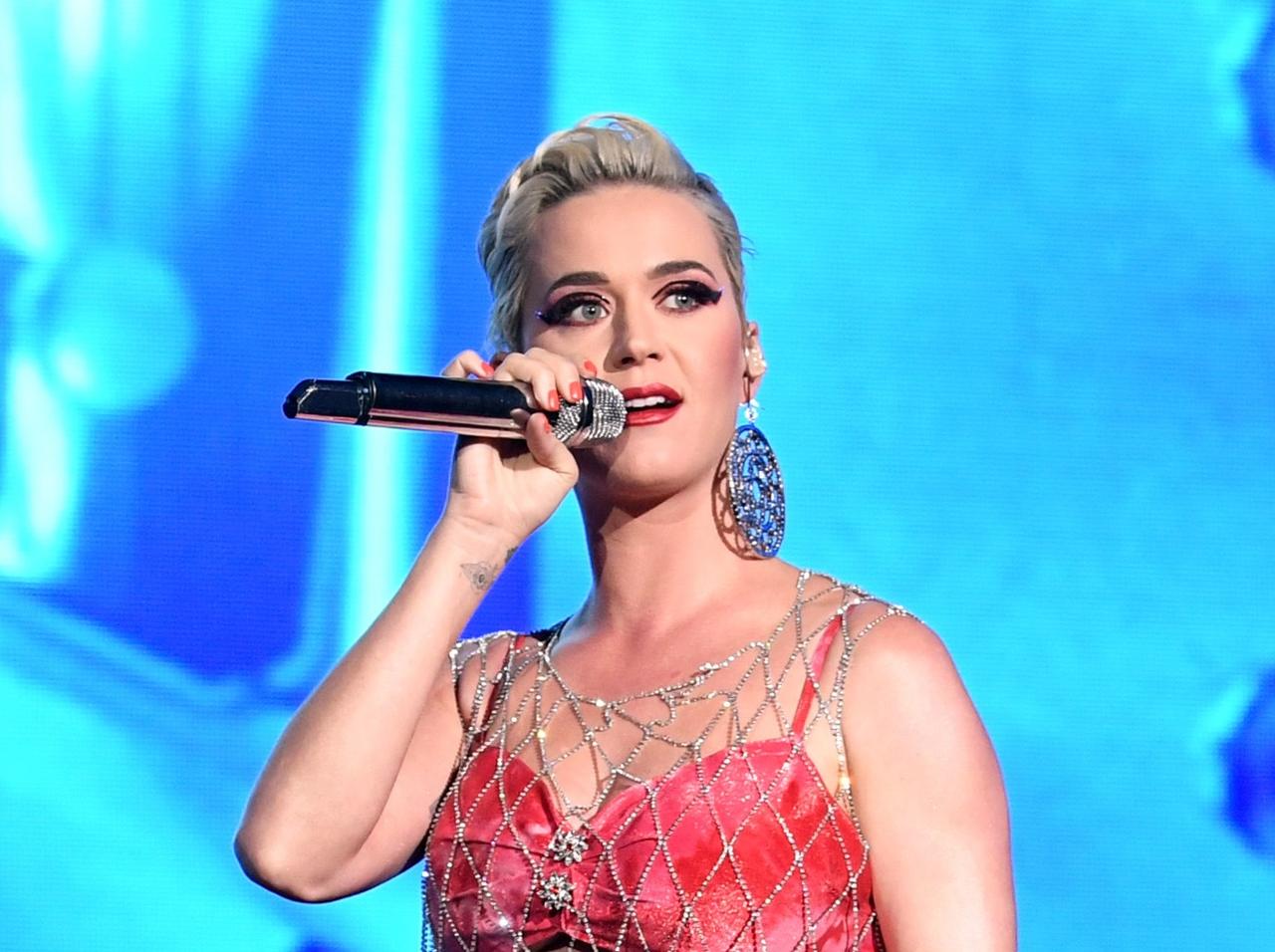 セクハラ疑惑にゆれるケイティ・ペリーを友人たちが擁護、男性にストーカー疑惑が浮上