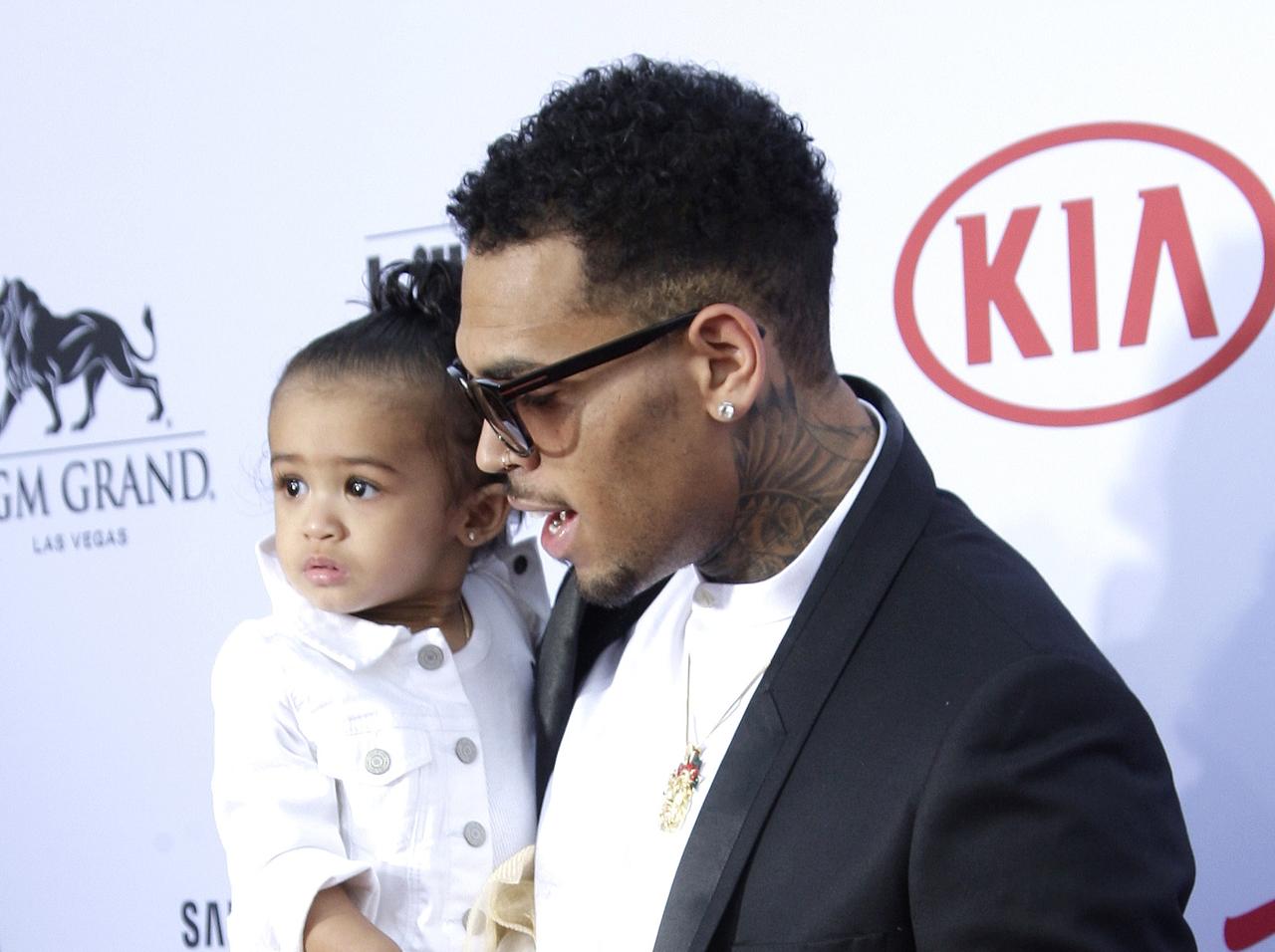 クリス・ブラウンの5歳娘が美しく成長!小学校の入学日にパパ大興奮