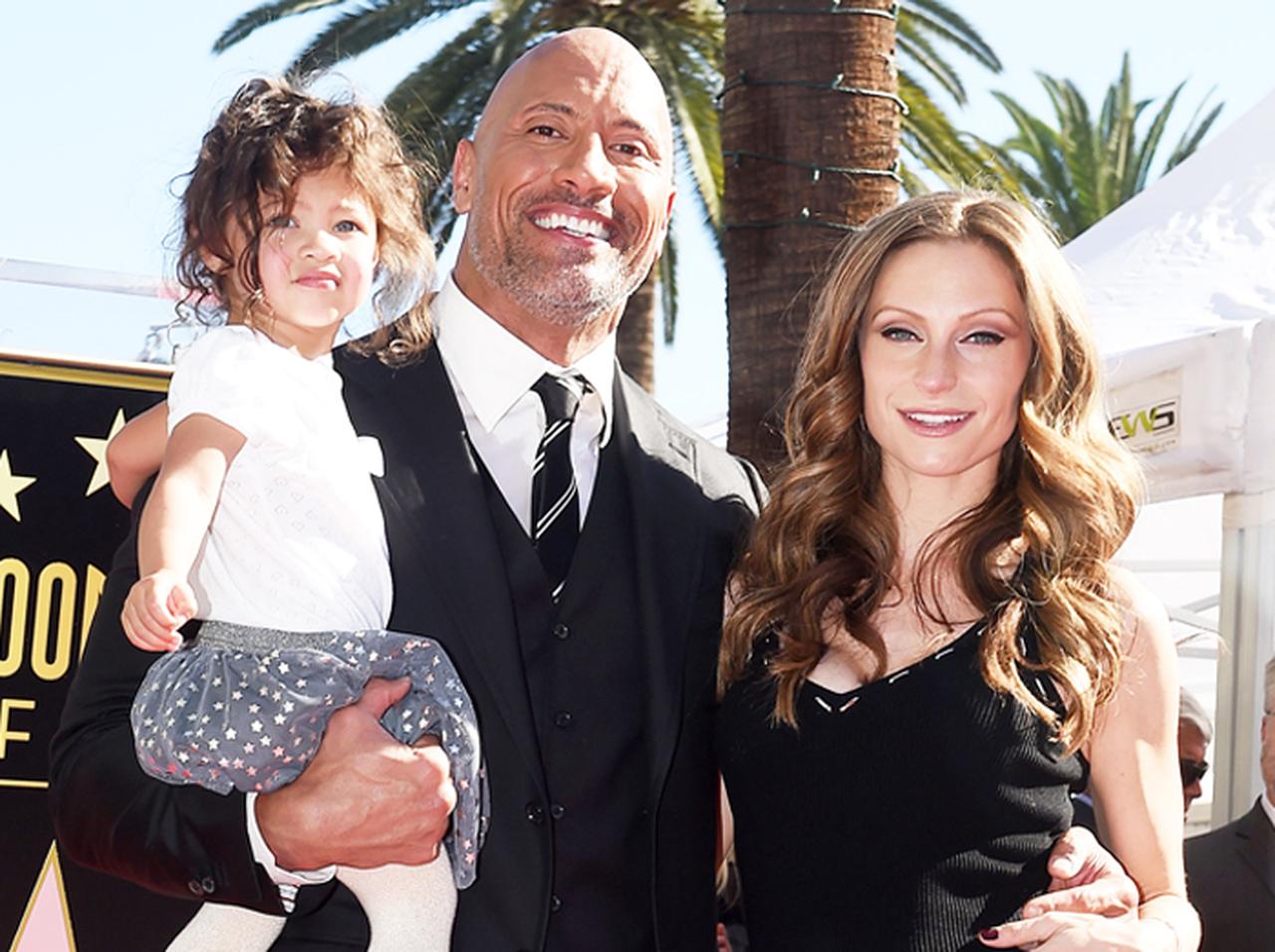 ドウェイン・ジョンソン、ハワイでの「子連れウェディング」写真にほっこり