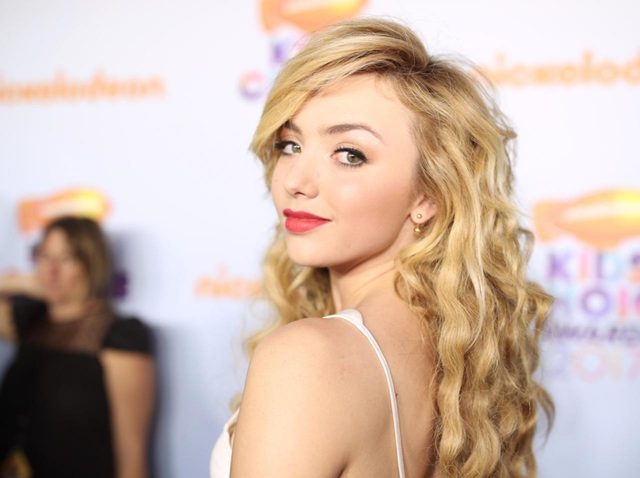 ペイトン・リスト、新曲「Don’t Cry」のMVで『50年代風』ファッションを披露