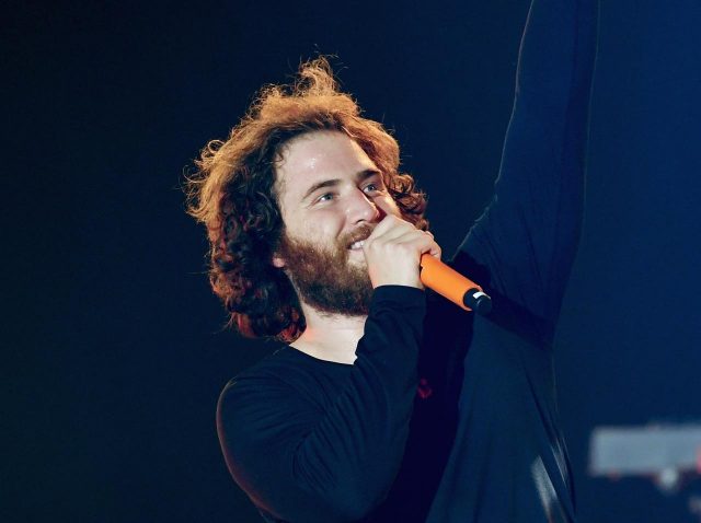 米歌手がガラガラヘビに噛まれ緊急搬送、“フォレスト・ガンプ”な「徒歩旅行」の最中