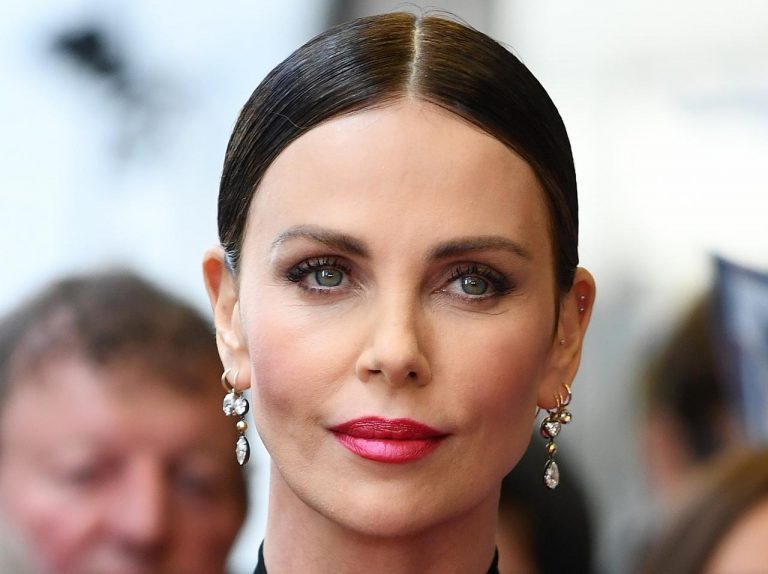 シャーリーズ・セロンが化けた!「自分が演じた実在の人」と瓜二つに【写真アリ】