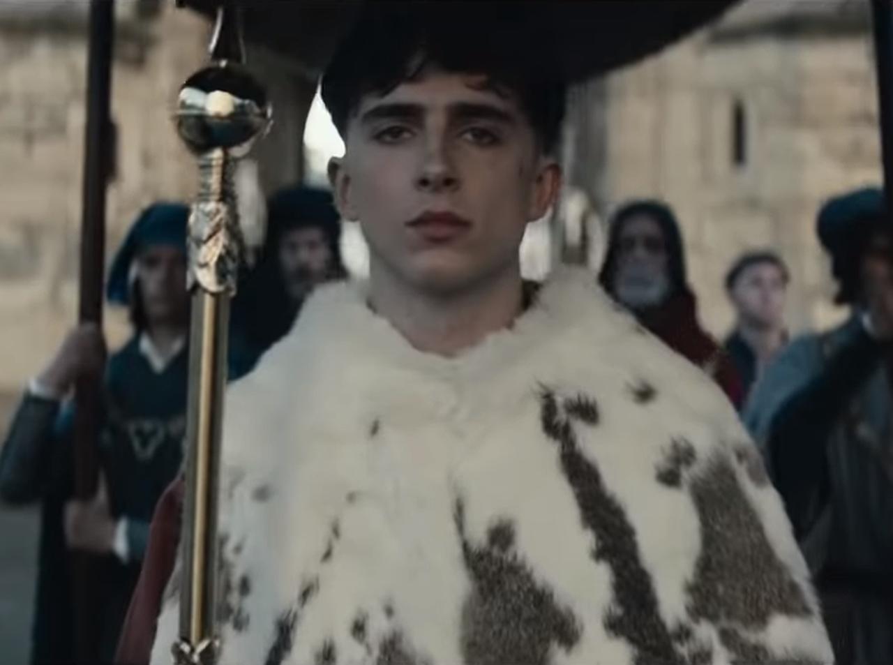 映画『キング』でショートヘアになったティモシー・シャラメが王様役で登場【予告編】