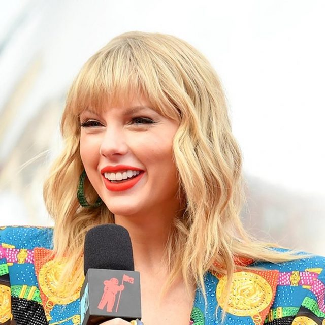 テイラー・スウィフト、「そっくりさん」の登場で珍事件に巻き込まれる【VMA2019】