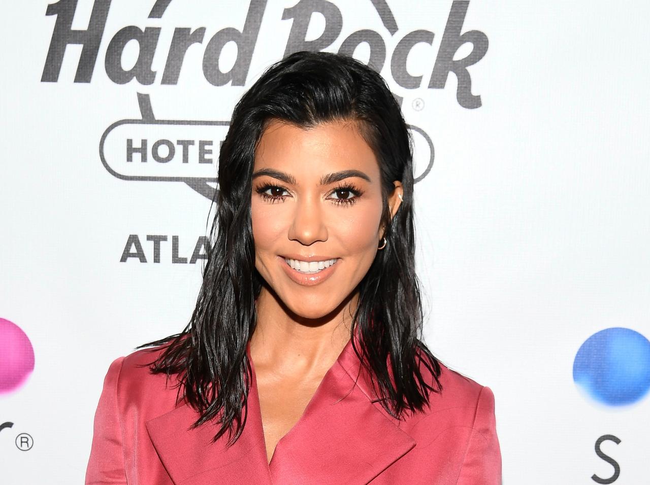 コートニー・カーダシアン、水着姿を加工せず「ストレッチマーク」を見せる