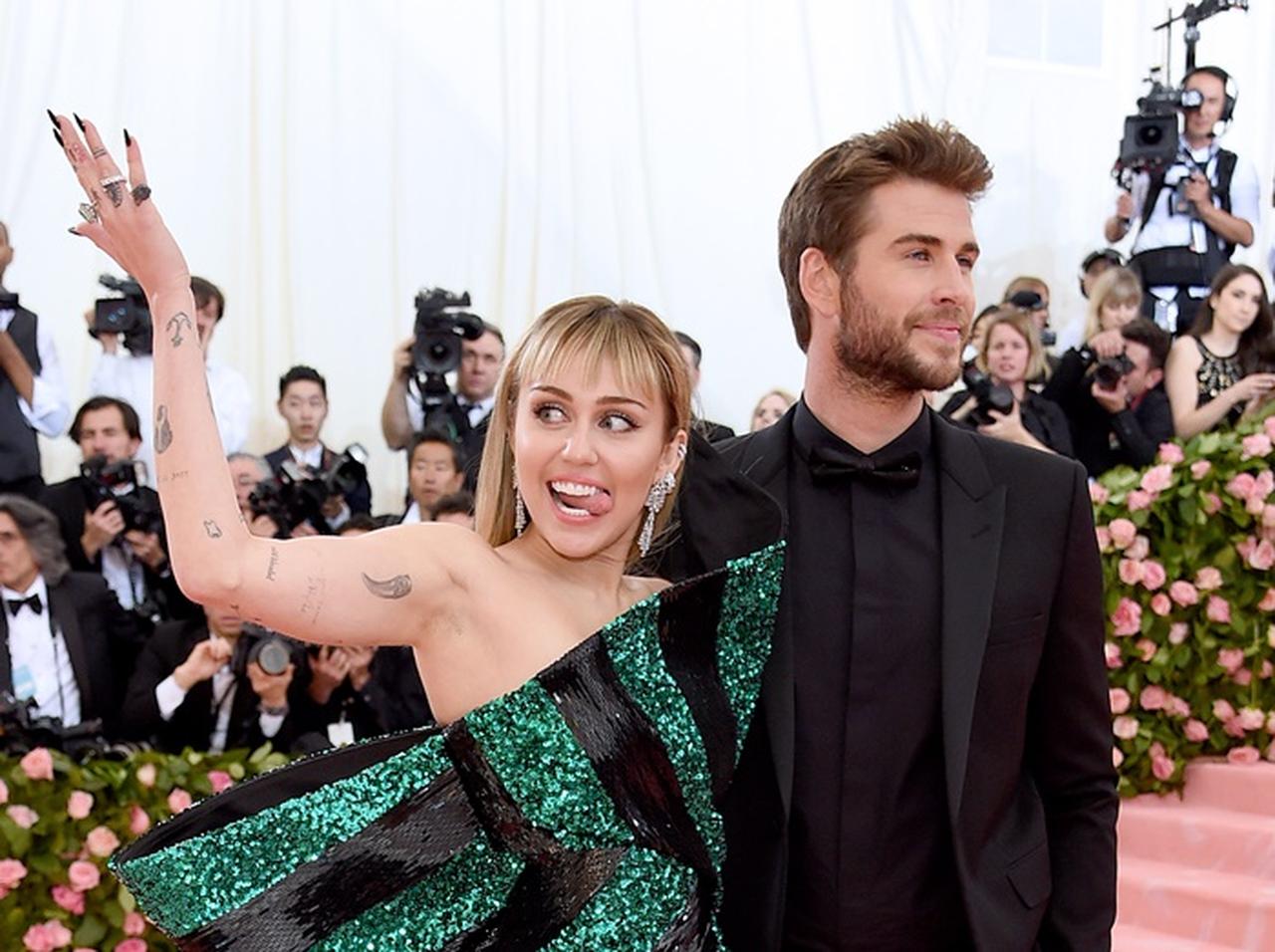 マイリー・サイラス、リアム・ヘムズワースとの破局を連想させる「新曲」を突如発表【歌詞全訳】