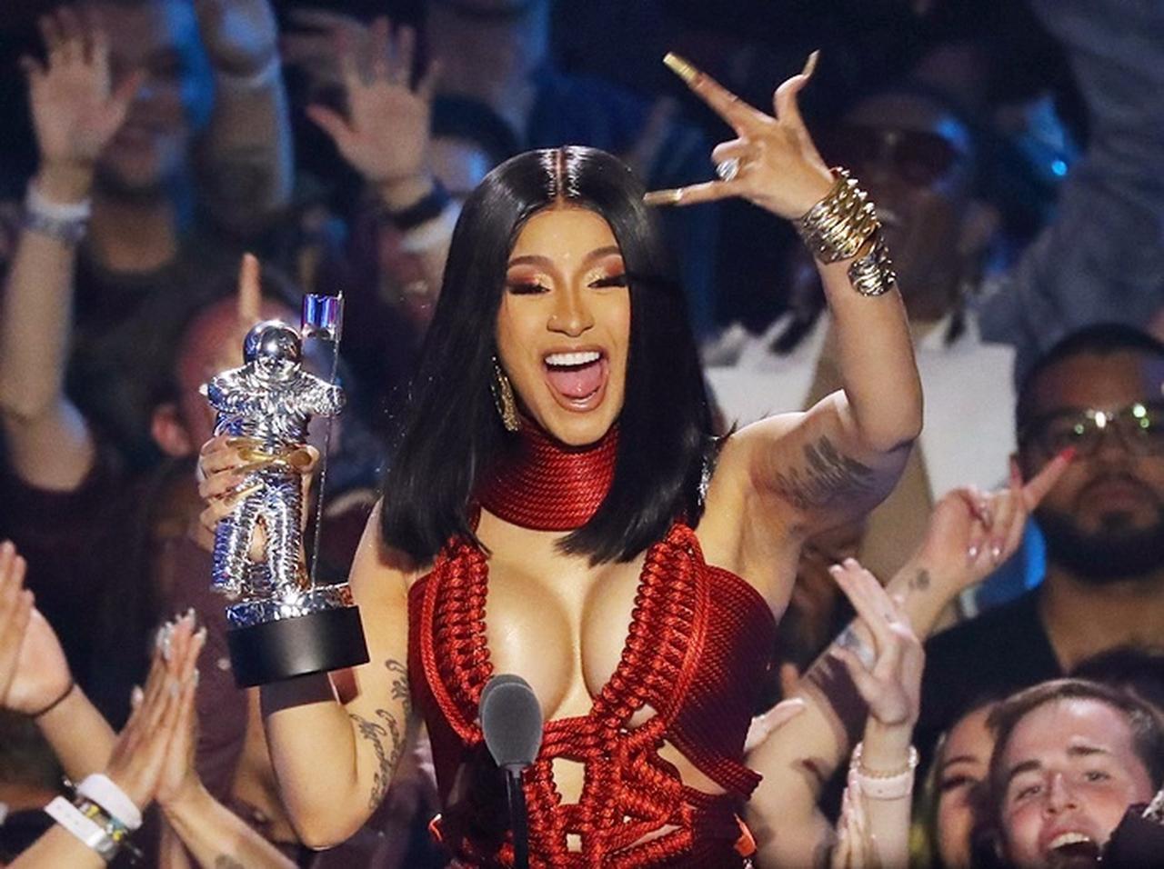 カーディ・B、「お尻」と「セルライト」を“編集”してくれた監督に感謝【VMA2019】