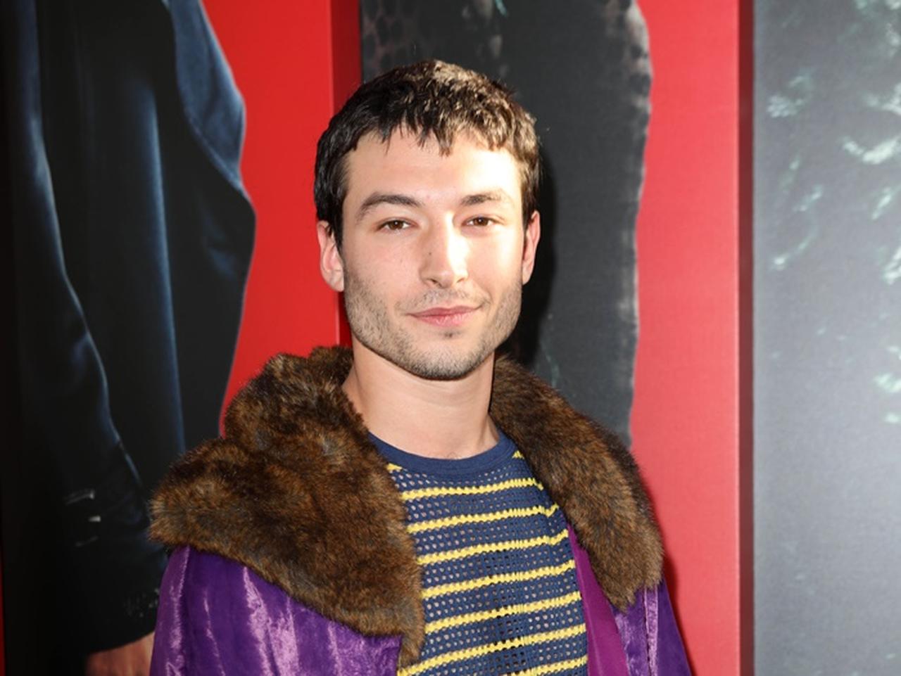 エズラ・ミラー、コスメのイベントに超ミニワンピース姿で「美脚」を披露