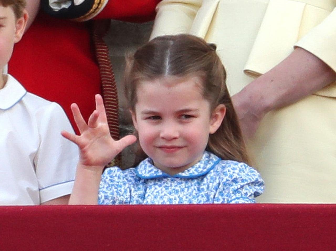 シャーロット王女が群集に「あっかんべー」、キャサリン妃大慌て【動画アリ】