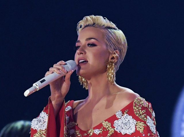 ケイティ・ペリーが生歌を披露！「便器の前」で新曲を大熱唱