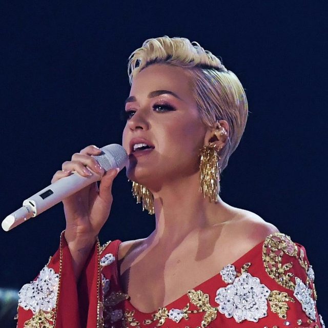 ケイティ・ペリーが生歌を披露！「便器の前」で新曲を大熱唱