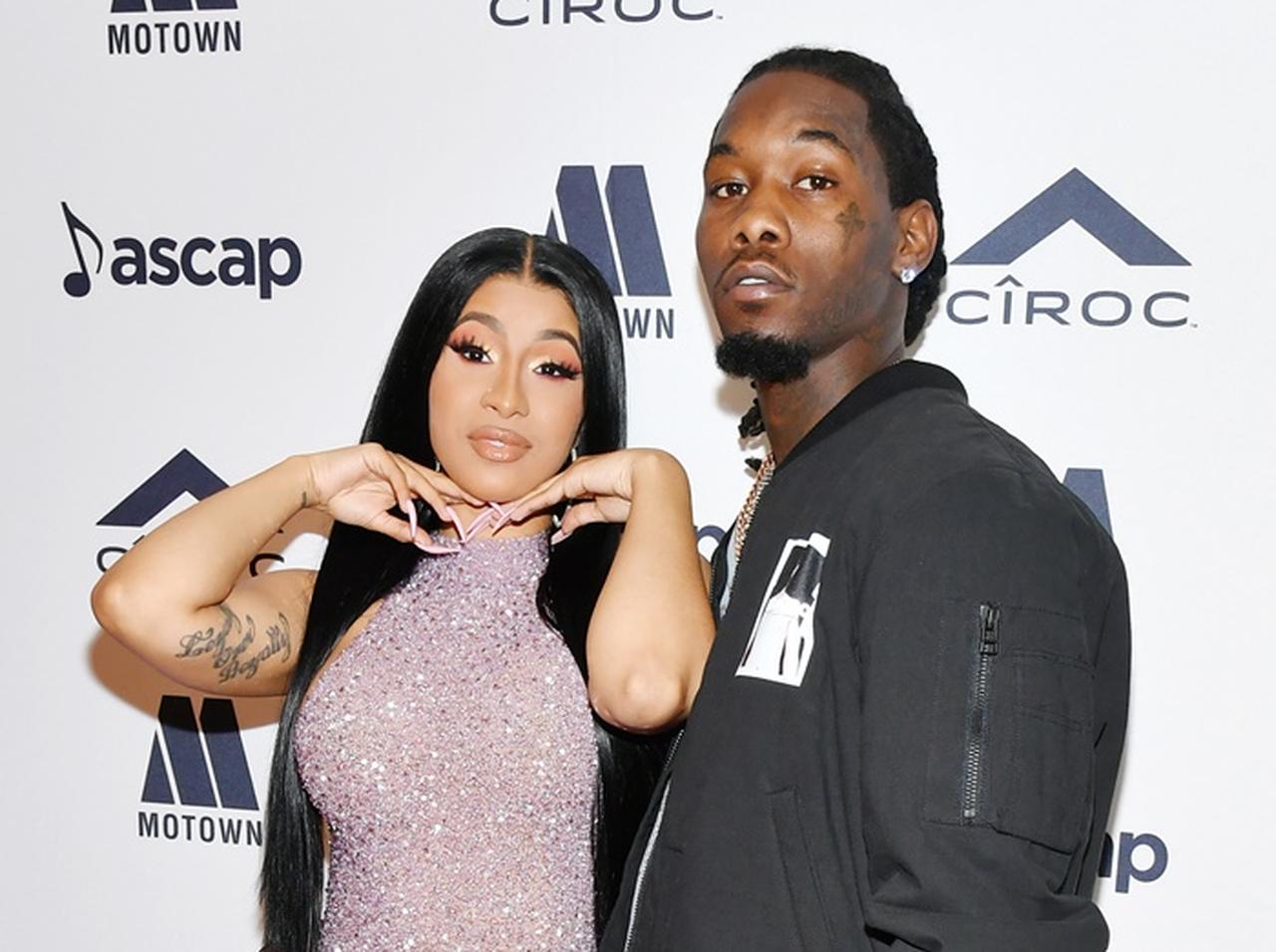 オフセット、街中で見つけたカーディ・Bの「アソコ」をペロッ