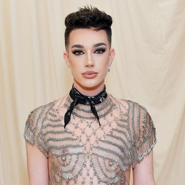 ジェームス・チャールズ、ハッキング対策として「ヌード写真」を自ら公開