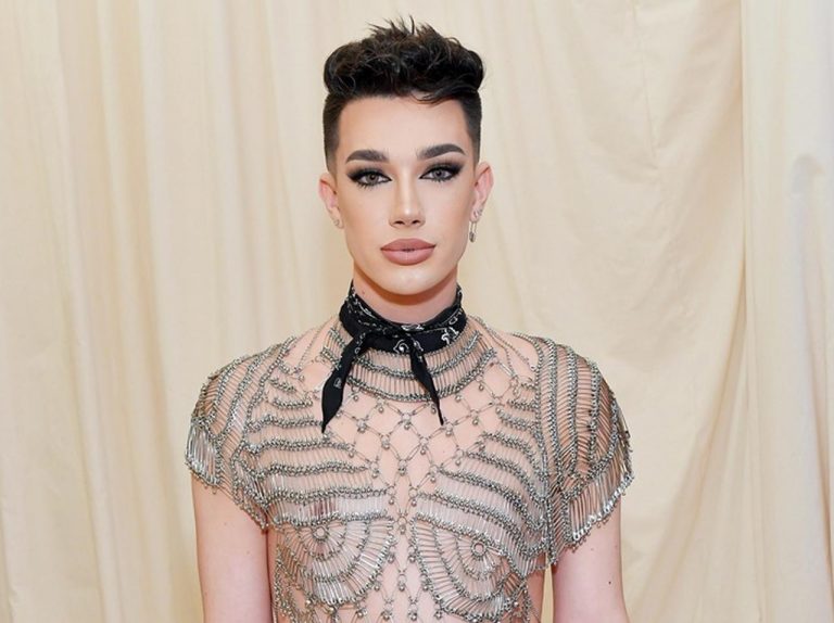 ジェームス・チャールズ、ハッキング対策として「ヌード写真」を自ら公開