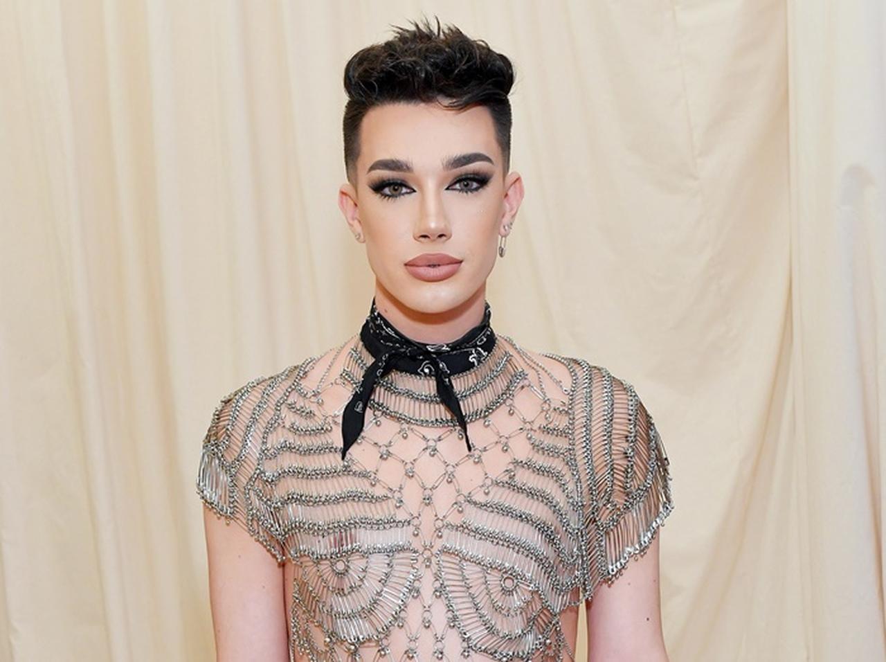 ジェームス・チャールズ、ハッキング対策として「ヌード写真」を自ら公開