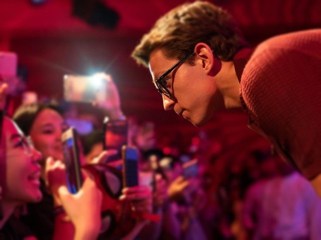 トム・ホランド、最近お気に入りの「めがね」は度入り？それとも伊達？