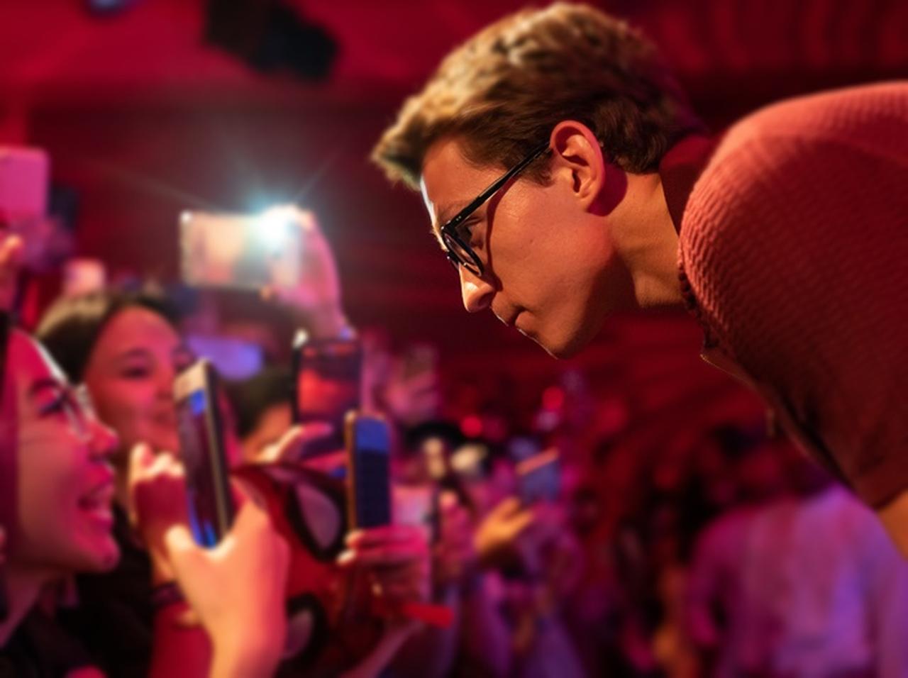 トム・ホランド、最近お気に入りの「めがね」は度入り?それとも伊達?