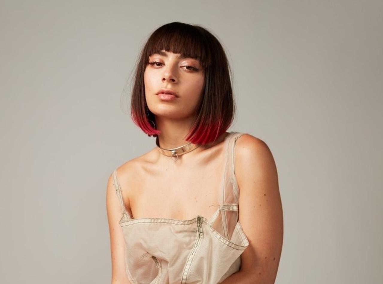 ガールポップ歌姫チャーリーXCX、5年ぶりの新作!「彼女だから作れた」新作のテーマとは?