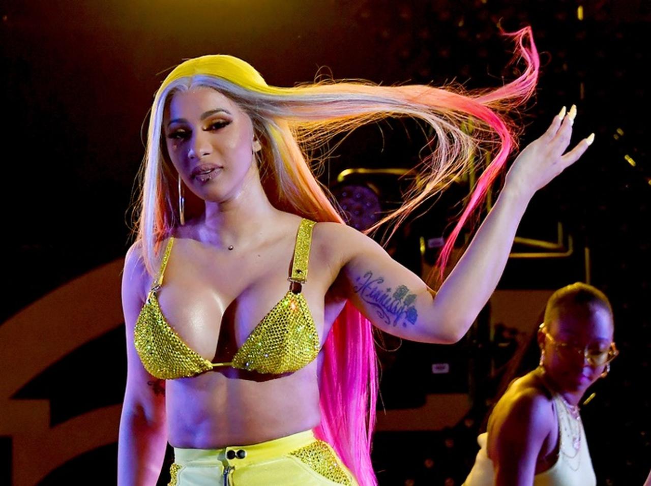 カーディ・B、映画『Hustlers』で「目のやり場に困る衣装」を着用