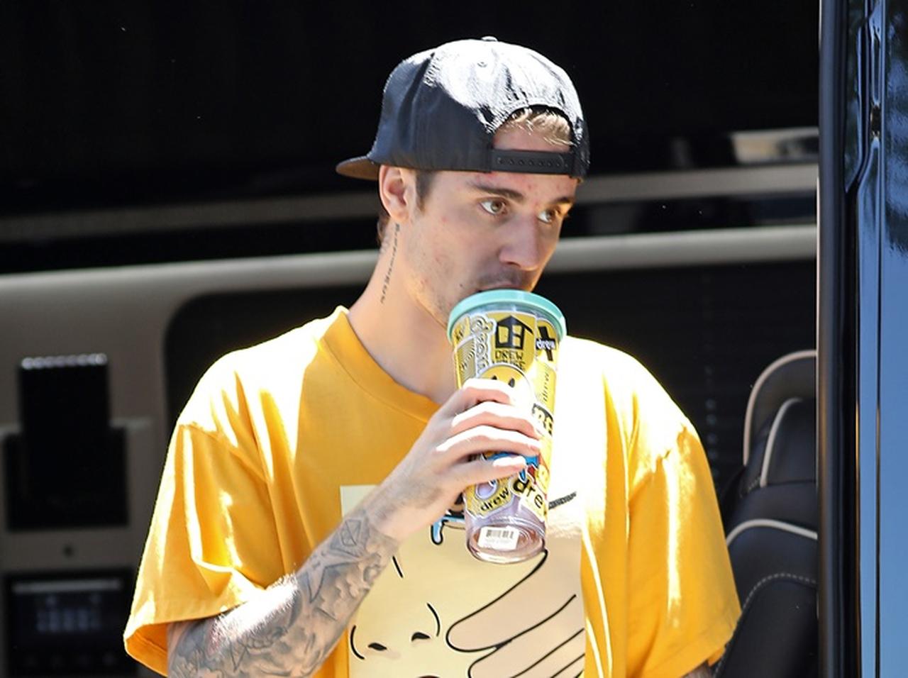 ジャスティン・ビーバー、真夏の東京で「アサヒスーパードライ」を飲み歩き