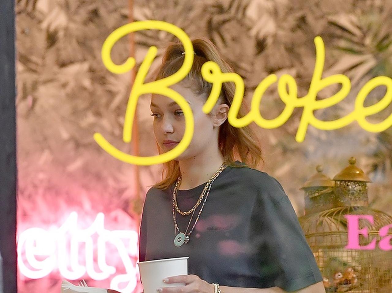 ジジ・ハディッド、カフェで“お茶しているだけ”で絵になる【写真アリ】