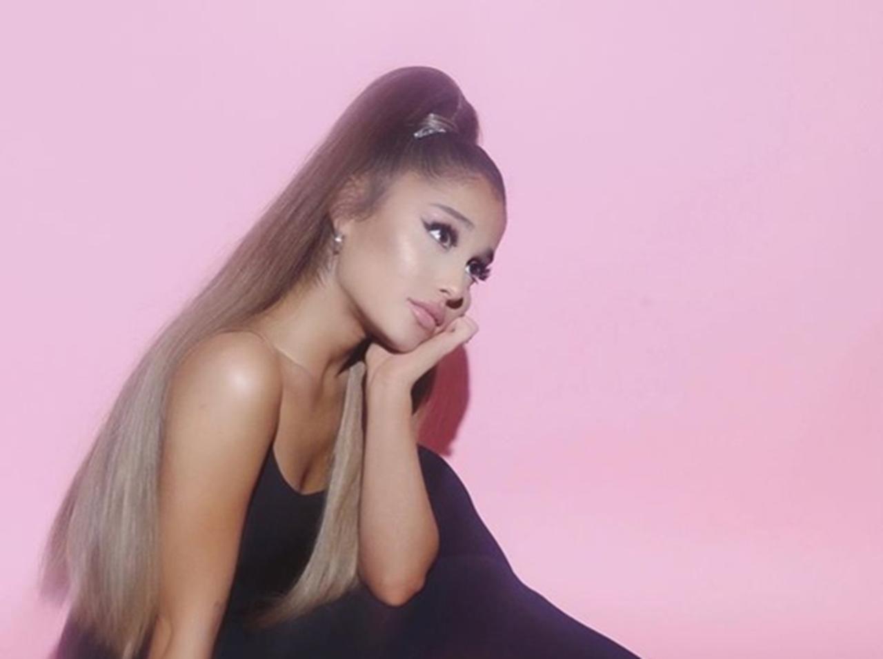 アリアナ・グランデ、無邪気に友人シンガーの誕生日を祝う姿が愛くるしい