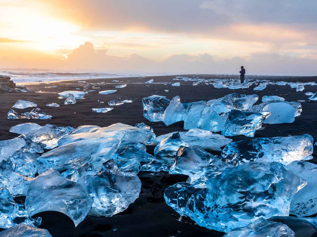 地球温暖化で“死んだ”とされた「氷河のお葬式」が開催、『未来人への手紙』が必見