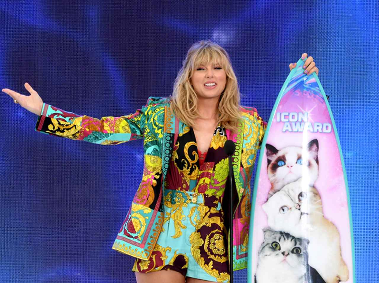 テイラー・スウィフト、徹夜で並ぶファンに「ピザをお届け」