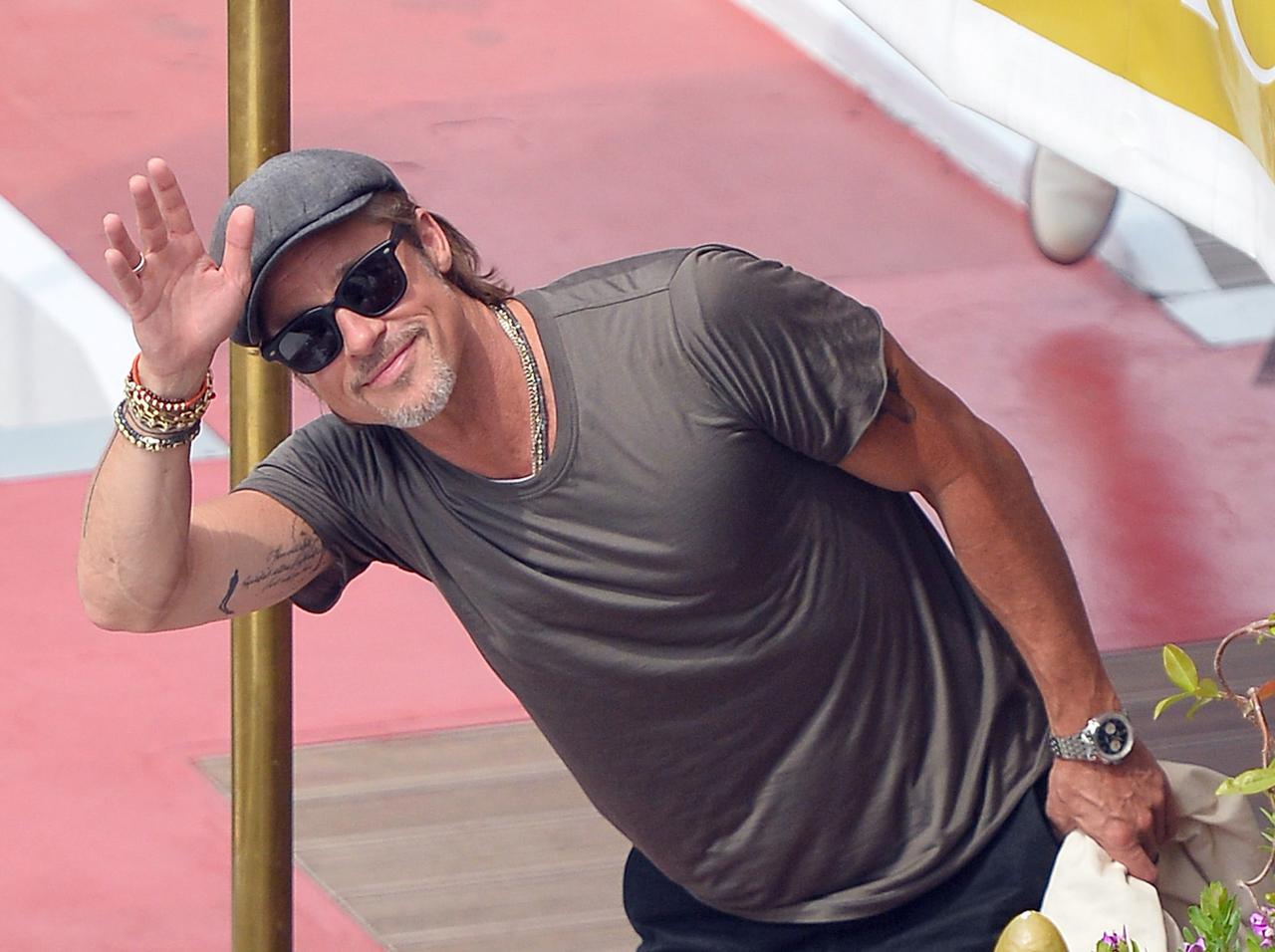 ブラッド・ピット、「元妻アンジーとのタトゥー」の横に“ミステリアス”なタトゥーを入れる