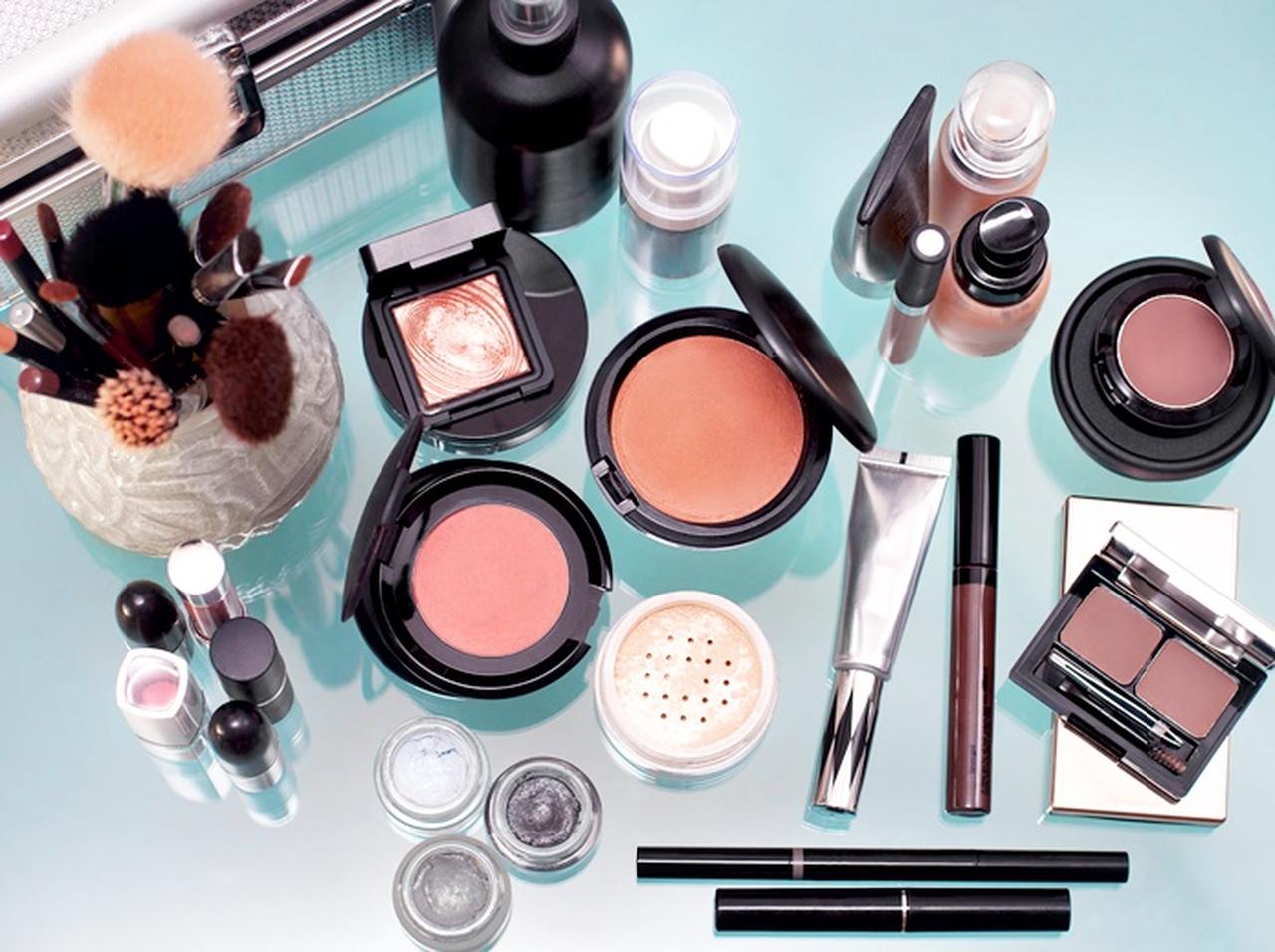 秋のアイメイクトレンドで、90年代風のスパイスが復活!