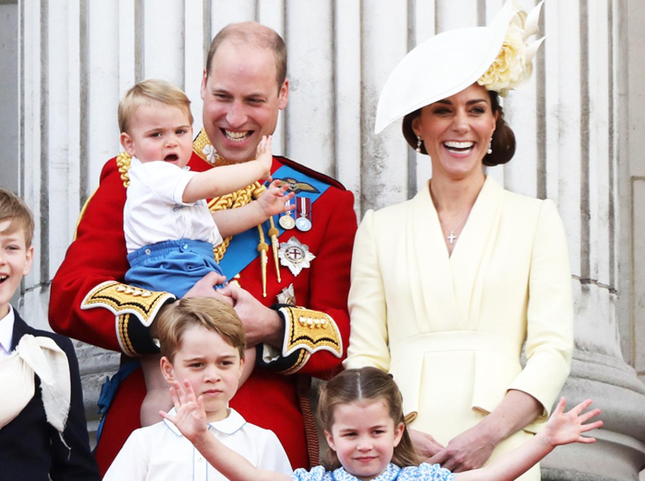 キャサリン妃＆ウィリアム王子、「エコノミー席」で子連れ旅行する姿に称賛の声