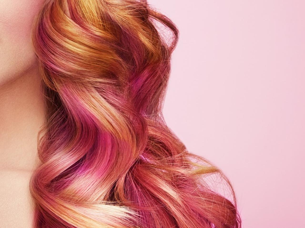 「カラーヘア」でもビーチやプールの水が怖くなくなる!髪を守る裏技3つ