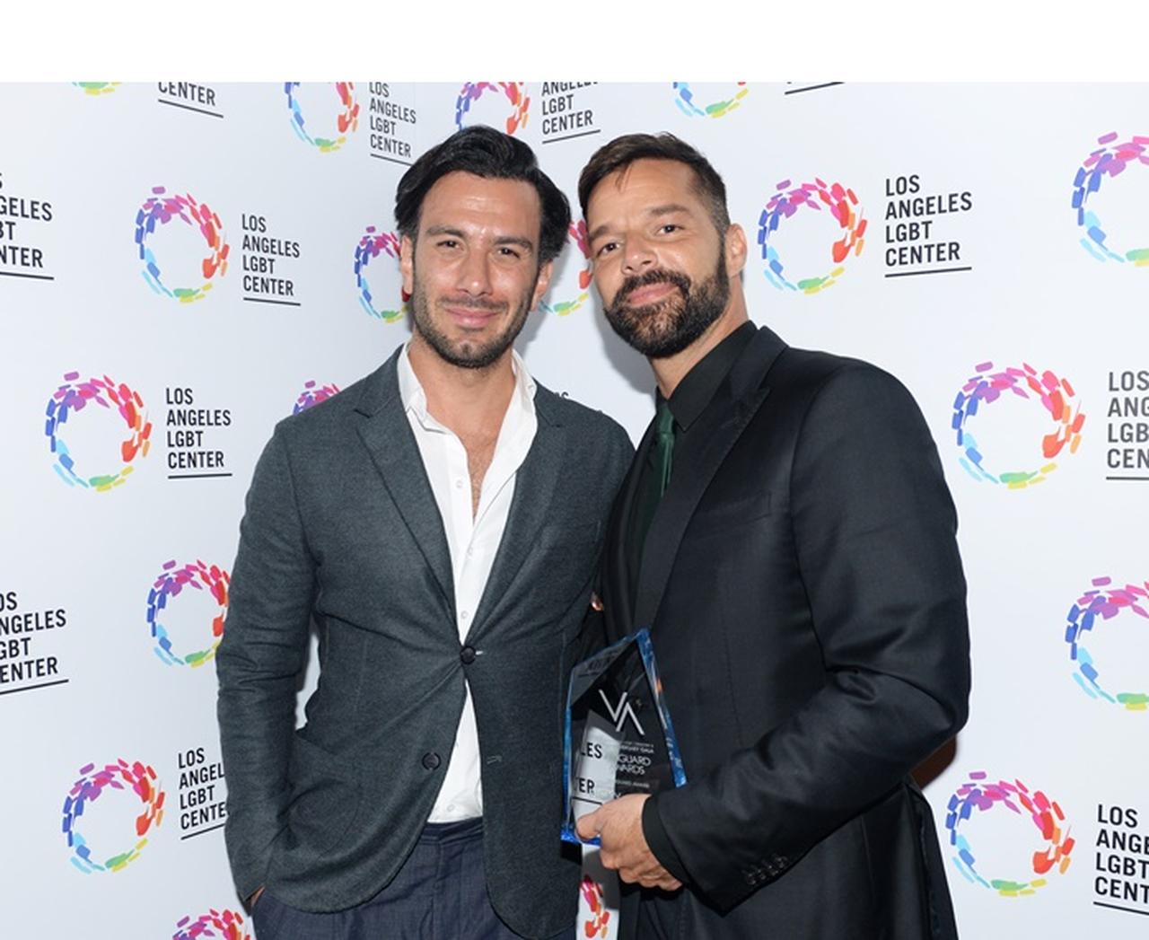 リッキー・マーティン、夫との間に誕生した女児を初お披露目