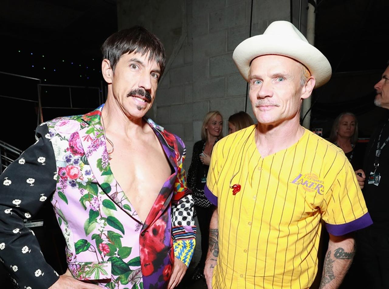 レッド・ホット・チリ・ペッパーズのフリー、日本の「ある場所」で恍惚の表情を浮かべる