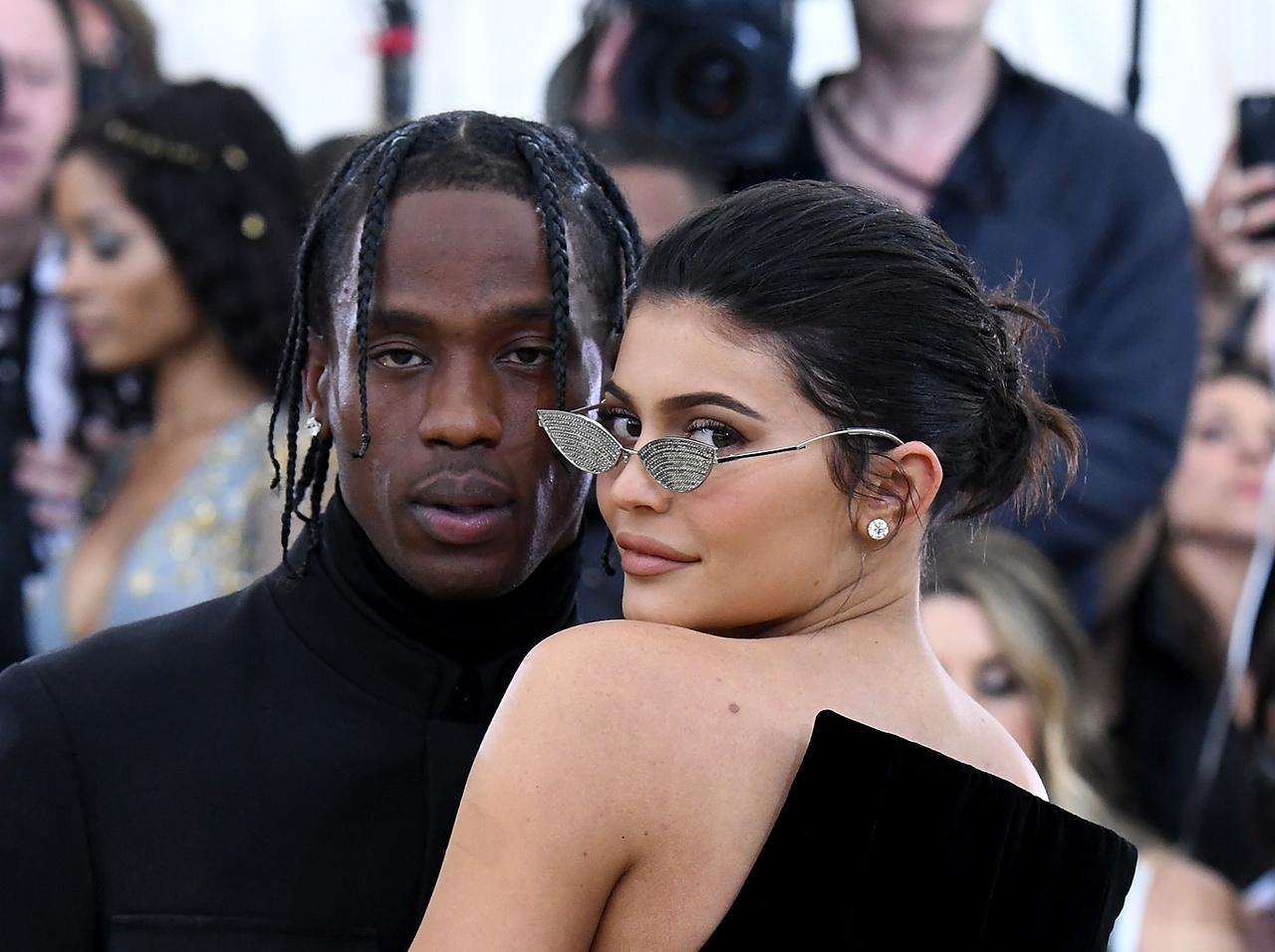 カイリー・ジェンナーの家に“床が見えない”ほどの「バラ」、恋人のサプライズが『彼氏の鑑』