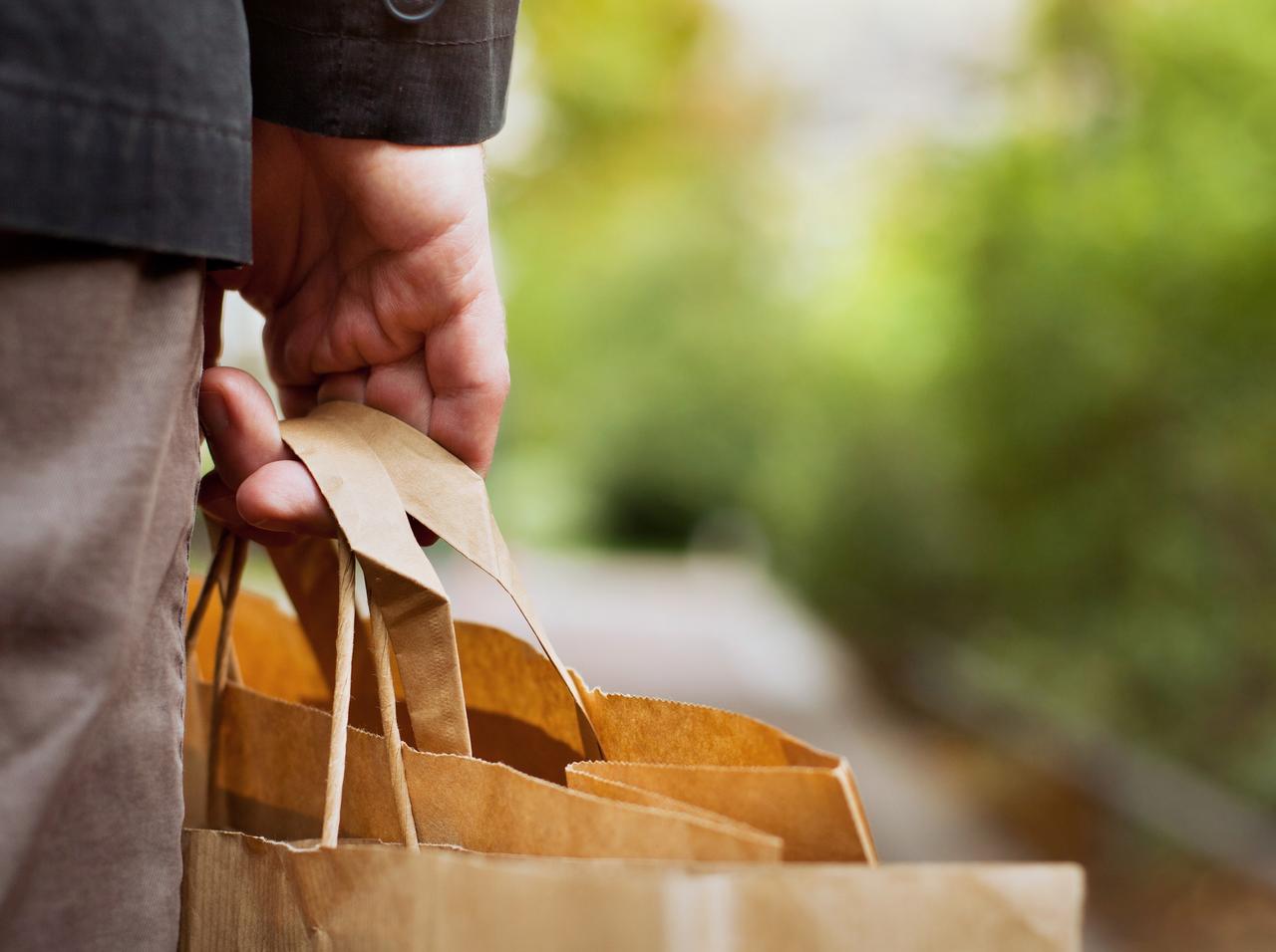 男が全裸の女性を森へ運んでいる、警察が現場で発見した「予想外の事実」とは？