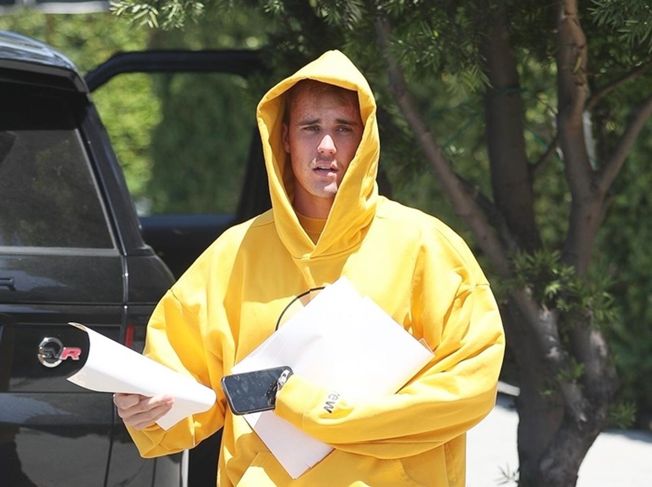 ジャスティン・ビーバーがまさかの「チラシ配り」、そのワケとは？