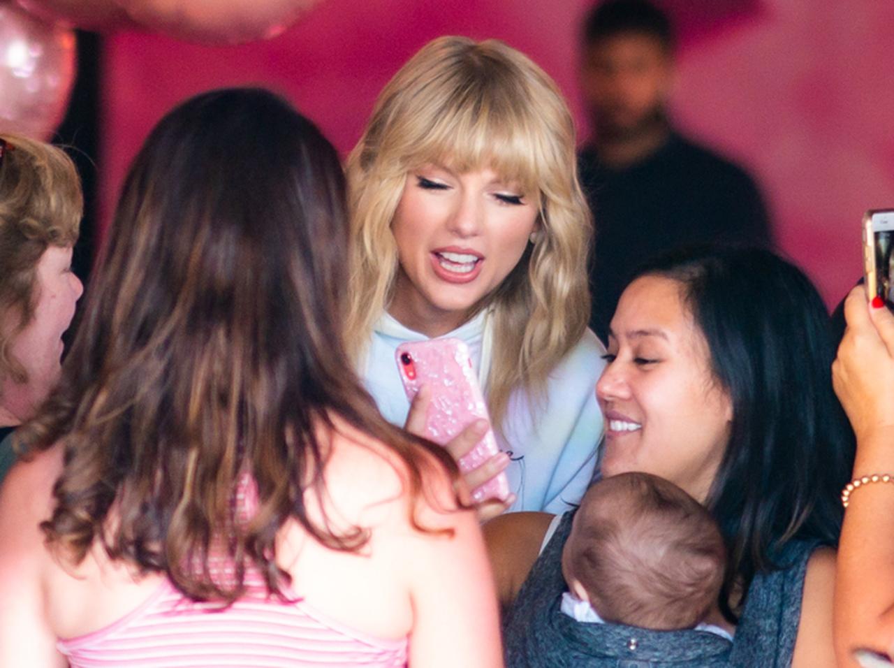 テイラー・スウィフト、ファンとの交流イベントでは「お尻」をがっつり監視