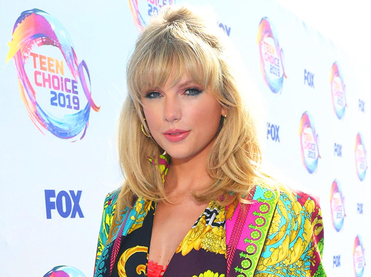 テイラー・スウィフトが女子大生の「学費」を肩代わり、学業継続の危機から救う