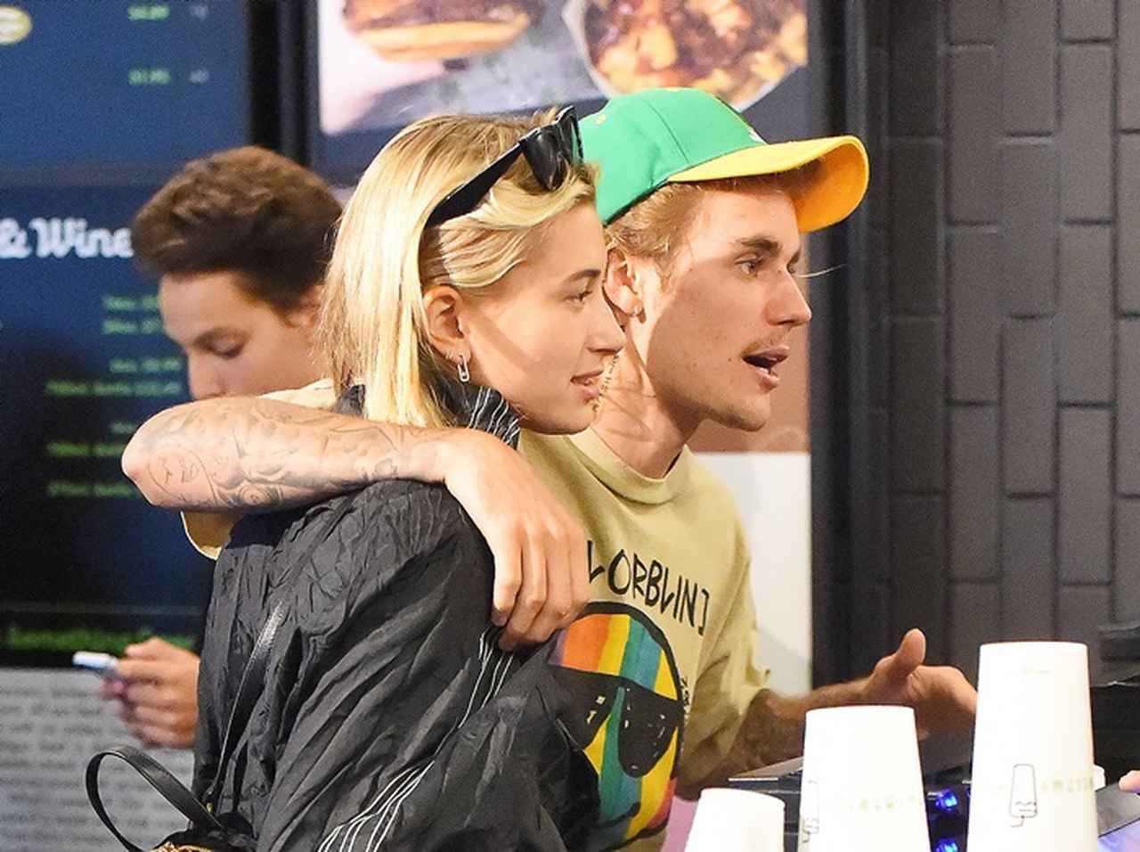 【来日中】ジャスティン・ビーバー&ヘイリー・ビーバー、「ファミレス」で朝食