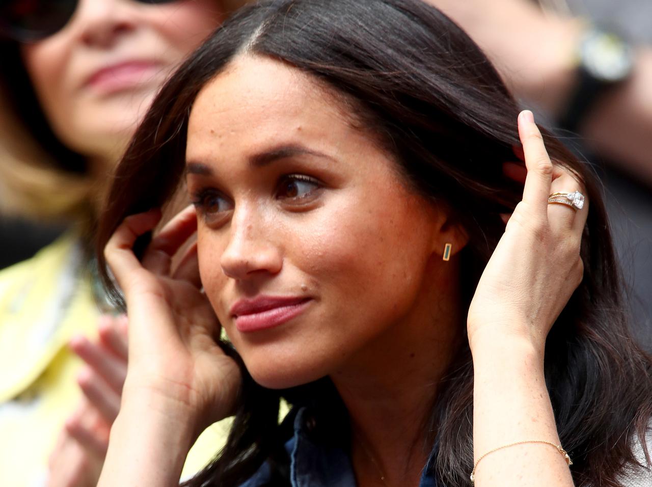 メーガン妃、全米オープン観戦中に“大画面”に映され「王室流」の反応を示す