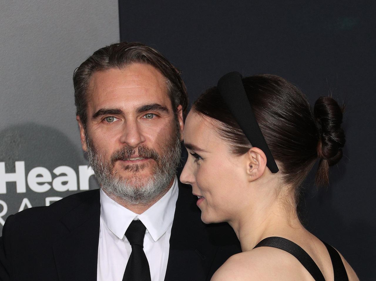 『ジョーカー』ホアキン・フェニックス、婚約者ルーニー・マーラと「白目」でイチャイチャ【画像アリ】