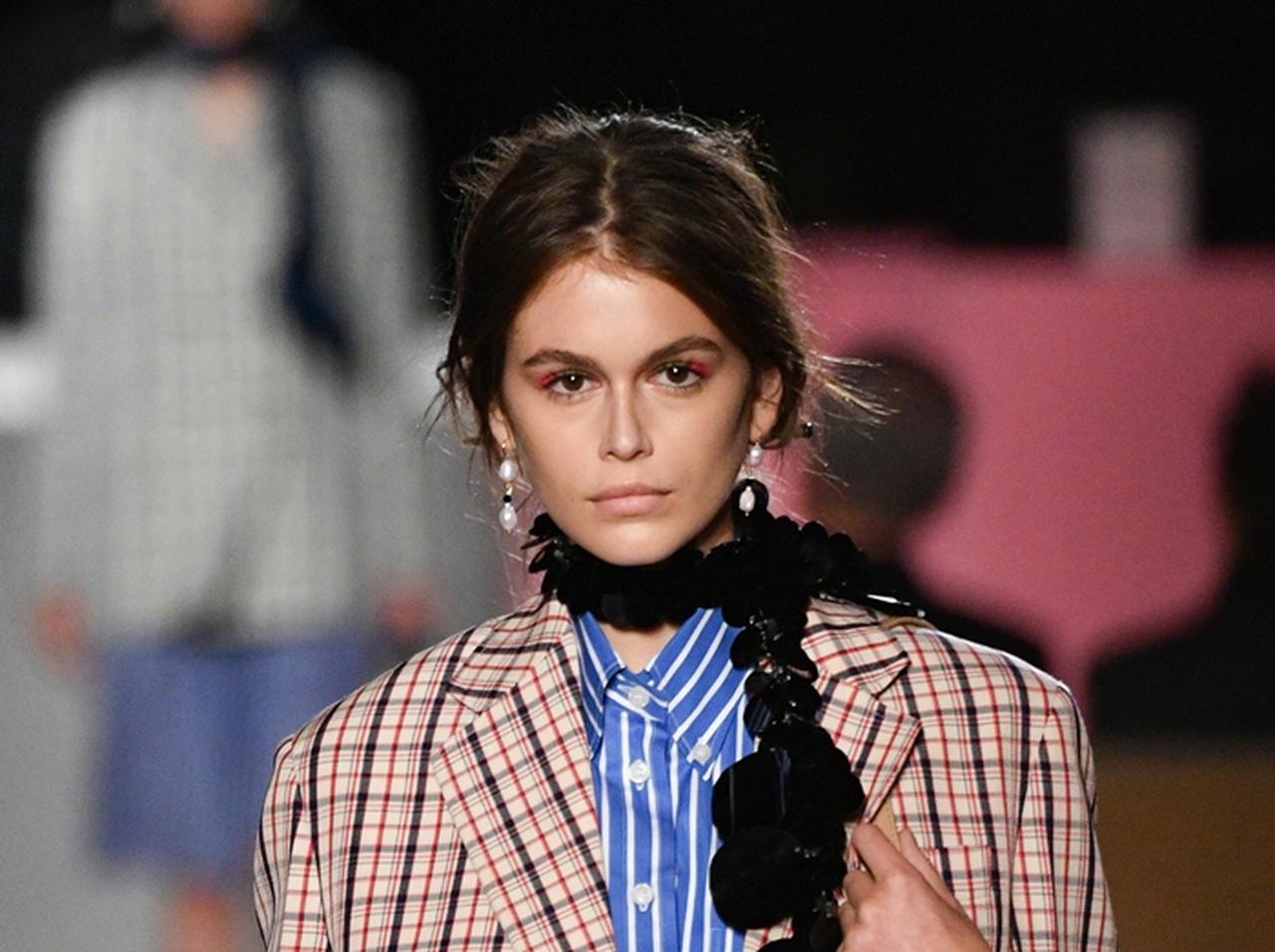 カイア・ガーバー、セクシーなドレスは母シンディ・クロフォードへの「オマージュ」