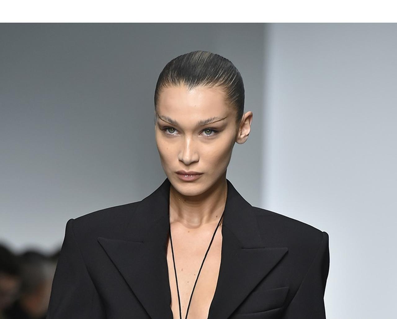 ベラ・ハディッド、ミュグレーのショーでハイレグ姿＆お尻がほぼ丸見え