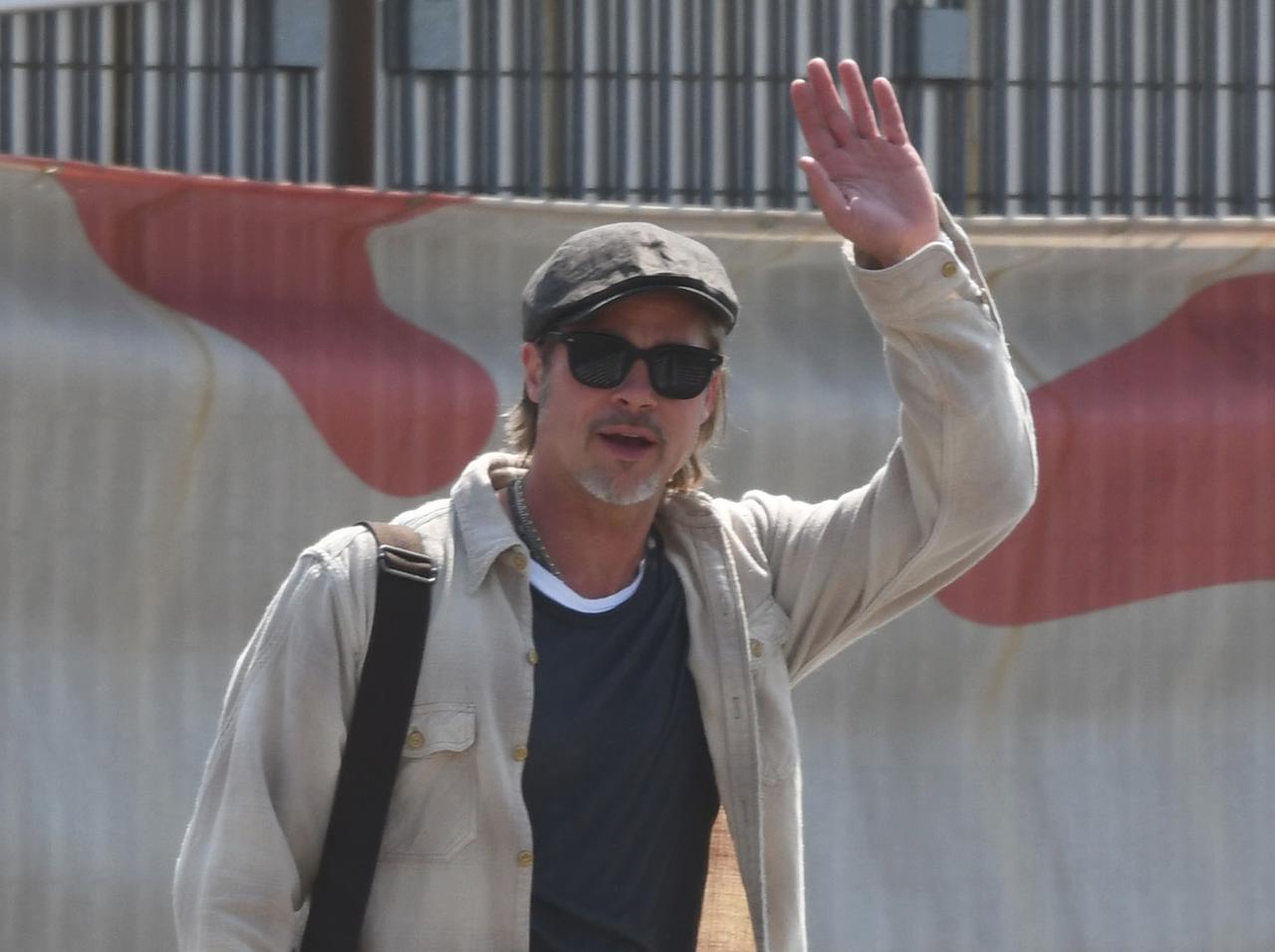 ブラッド・ピットが来日!スマホを持って撮影するなど「神対応」を連発