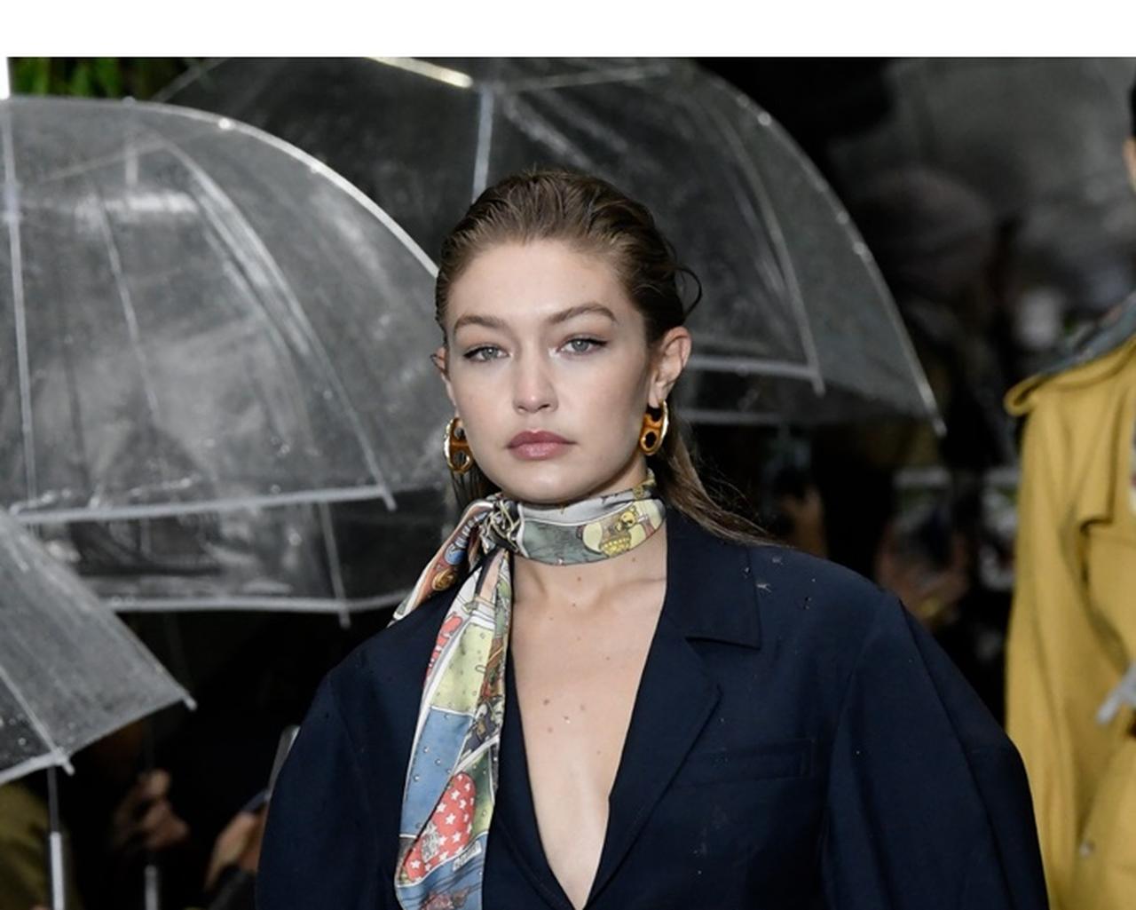 ジジ・ハディッド、ランバンのコレクションで「木」に襲撃される