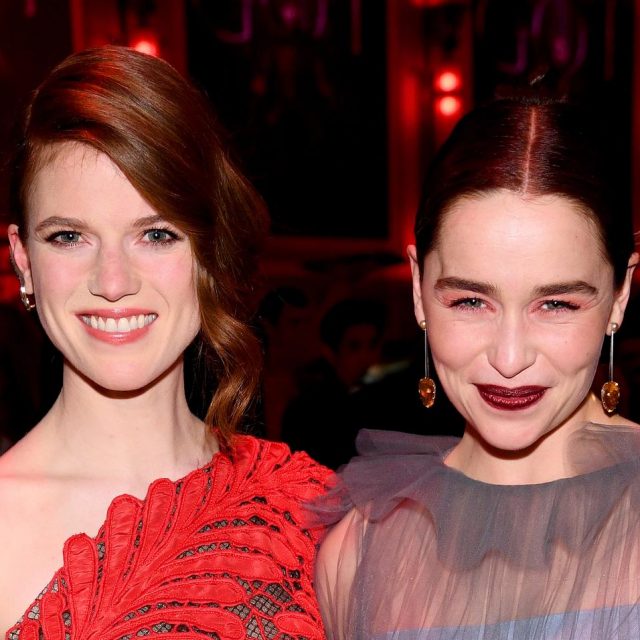 『GoT』エミリア・クラークとローズ・レスリーが2人旅、「特殊な強盗」に襲われる