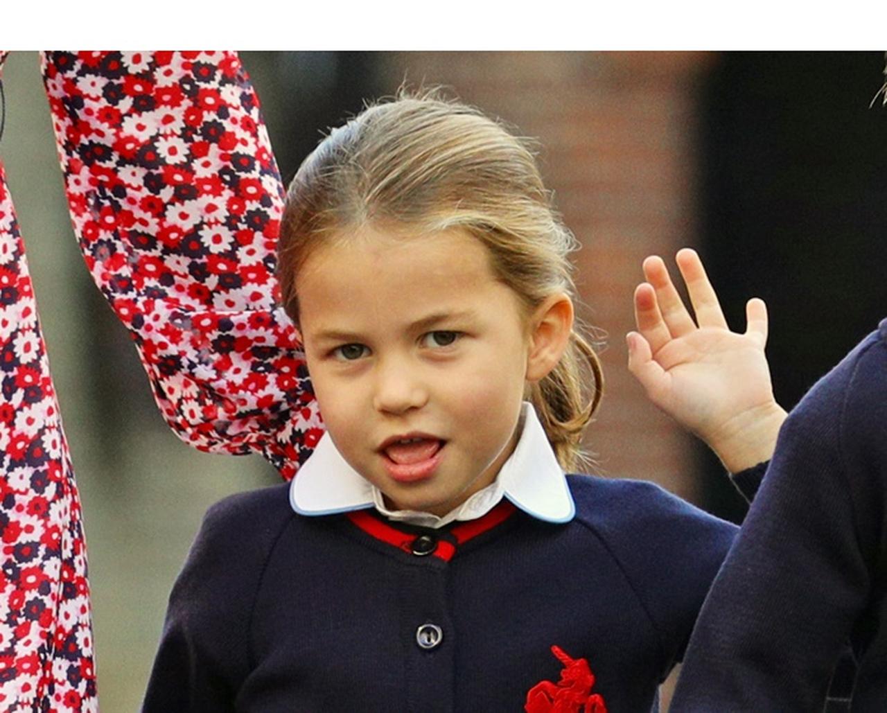 シャーロット王女が初登校!キャサリン妃に手を引かれ照れている姿が可愛すぎる